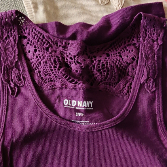 4 Detailed Ribbed Tank Tops - Picture 4 of 7